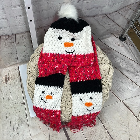 Handmade snowman pom pom beanie hat with matching snowman scarf - Picture 7 of 8